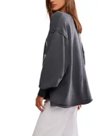 Buzo gris oscuro de algodón y poliéster, con escote en V profundo, hombros caídos y un estampado frontal de un corazón con un pájaro y flores.