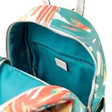 Mochila multicolor con estampado de hojas, confeccionada en símil cuero. Tiene un compartimento principal con cierre, un bolsillo externo con cierre, un bolsillo interno con cierre y dos bolsillos internos abiertos. Cuenta con correa regulable y asa fija.
