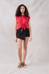 Top de algodón peinado color fucsia, con nudo frontal para un ajuste regulable y silueta fresca.