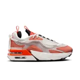 Championes urbanos Nike Air Max Furyosa NRG de mujer, con capellada de malla blanca y revestimientos de cuero sintético en tonos rosa y naranja. Entresuela de espuma con cámara de aire visible y suela de goma negra.