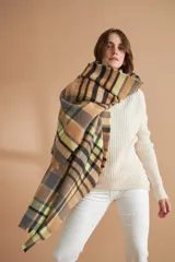 Bufanda larga con diseño a cuadros en tonos beige, marrón, amarillo y verde.