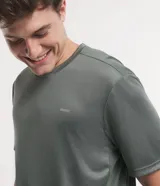 Remera deportiva blanca de poliéster, con cuello redondo, mangas cortas y recortes laterales.
