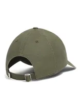 Gorra de gabardina color verde militar con logo bordado en blanco.
