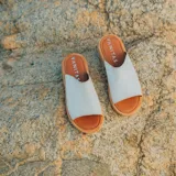 Sandalias bajas de cuero vacuno color negro, con suela de goma y horma de punta redonda. Producto de horma chica, se recomienda pedir un talle más.