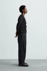 Jersey de hombre regular fit color gris oscuro, tejido en hilatura con mezcla de lana y cashmere. Cuello redondo y manga larga con acabados en rib.