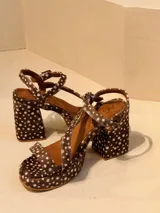 Sandalias de cuero color chocolate con estampado de lunares blancos, plataforma delantera y tacón cuadrado.