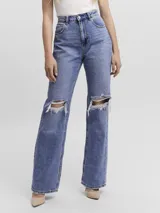 Pantalón de jean celeste de pierna ancha con roturas en las rodillas.