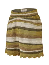 Short tejido a crochet con cintura elastizada y terminación festoneada. Diseño a rayas horizontales en tonos ocre, marrón y crudo.