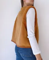 Chaleco camel de pana con cuello y sisas de corderito.