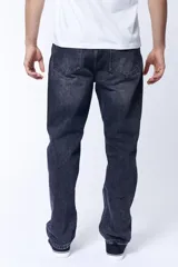 Pantalón jean negro de corte recto con efecto vintage.