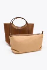 Bolso mini city color marrón con asa de mano y asa bandolera extraíble. Incluye bolsa interior extraíble con cierre mediante cremallera.