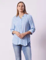 Camisa celeste con rayas verticales blancas, de corte recto y manga 3/4 regulable con presilla y botón.