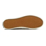 Championes tipo slip-on para hombre, marca Blue Sea modelo Botavara, en color beige. Confeccionados en tela con suela de goma blanca y detalle de línea azul marino. Incluye elásticos laterales para facilitar el calce y logo de la marca bordado.