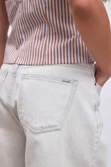 Bermuda de jean celeste claro, de corte recto y tiro alto.