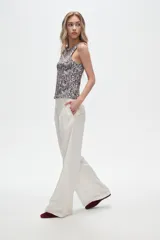 Pantalón de lino y viscosa color blanco, de corte ancho y tiro alto, con pinzas en la cintura.
