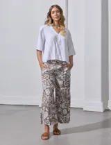Blusa marrón de lyocell con escote en V y mangas cortas.