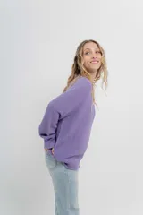 Sweater azul de punto medio, amplio, suave, con escote a la base y puños en mangas y en acabado inferior.