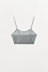 Bralette gris de algodón con tirantes finos y detalle de flor rosa en el centro del pecho.