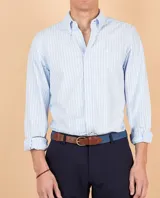 Camisa de hombre oxford con rayas celestes y blancas, de corte regular fit y cuello buttondown.