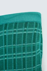 Pantalón relaxed fit de punto ligero tejido en hilatura con algodón, color verde con diseño a cuadros. Cintura elástica ajustable con cordón y bolsillos laterales.