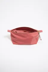 Neceser rosado de nylon con estructura blanda, tamaño grande, tirador con pieza de piel, logo metálico BIMBA Y LOLA, acabados metálicos, bolsillo interior y cierre con cremallera.