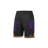 Short de básquet negro con cintura elástica y cordón ajustable. Estampado con el logo de los Lakers y el año de fundación del equipo en color violeta. Detalles en amarillo y violeta en el ruedo.