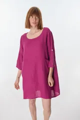 Vestido color fucsia de lino italiano, con cuello redondo, moldería oversize y bolsillos delanteros.