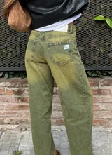 Pantalón de jean verde oliva de corte ancho.