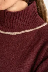 Sweater negro de tejido grueso con cuello alto acanalado. Presenta una franja decorativa en las mangas y el cuello en hilo marrón con brillo (lurex).