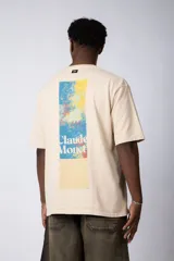 Remera negra de corte oversize con estampado en el pecho que reinterpreta la obra de Claude Monet.