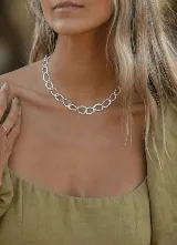 Collar plateado con eslabones ovalados texturados.