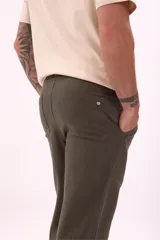 Pantalón de jogging color beige, de corte recto y tiro medio, con cintura elástica ajustable con cordón.