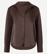 Camisa de satén color verde oliva, de manga larga con puños abotonados y cuello inglés.