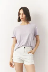 Short blanco de algodón elastizado, de tiro alto con dobladillos.