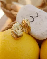 Anillo dorado con diseño irregular que simula un pétalo.