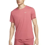 Remera deportiva Nike de hombre color celeste, de manga corta y cuello redondo. Cuenta con tecnología Dri-FIT y logo reflectivo en el pecho.