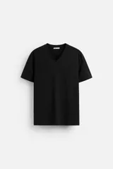 Camiseta negra de algodón con elasticidad, corte slim fit, cuello en V y mangas cortas.