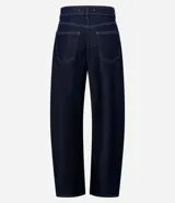 Pantalón de jean azul oscuro, corte barrel, con cintura con trabillas, cierre con botón y cremallera, bolsillos delanteros y traseros, y recortes en las rodillas y el bajo.