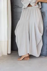 Pollera larga de pana color borgoña, con cintura elástica y bolsillos laterales.