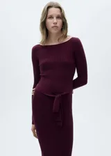 Vestido midi de punto acanalado color borgoña, con cuello barco, mangas largas y cinturón de lazo desmontable.