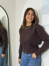 Sweater marrón de punto con cuello redondo y cierre frontal con cremallera.