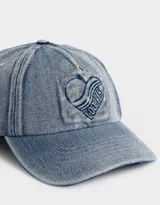 Gorra de jean celeste con visera curva y bordado en el frente.