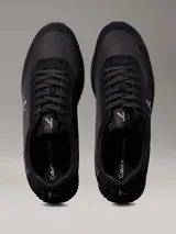 Zapatillas urbanas Calvin Klein, estilo retro runner, color negro con logo CK en el lateral.