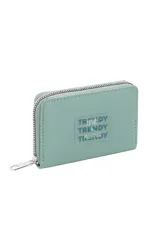 Billetera rectangular con cierre perimetral plateado y tirador de metal. Exterior de material sintético color verde menta con un parche transparente que contiene texto en tonos azules y blancos: "TR Love DY", "TRENDY", "TRENDY MANIFEST Y".