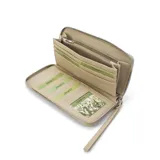 Billetera larga negra con cierre perimetral y placa metálica con logo. Posee múltiples compartimentos internos para tarjetas y documentos, además de un bolsillo con cierre interior. Incluye correa de mano desmontable.