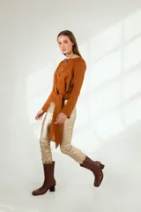 Blusa blanca de lino con escote en V cruzado, mangas largas y lazo en la cintura.