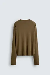 Camiseta verde militar de manga larga, corte holgado y cuello redondo.