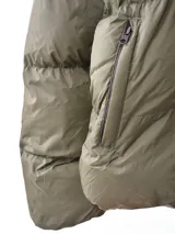 Campera puffer azul marino con capucha y cierre frontal con cremallera.