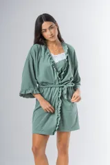 Bata kimono gris claro de algodón con volados en mangas y ruedo. Tiene mangas al codo y lazo de algodón para ajustar en la cintura.