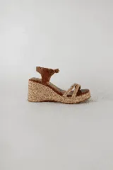 Sandalias de cuero color rojo con plataforma de yute y tira doble de yute en la capellada.